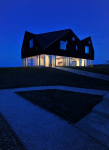 Moderna kuća jednostavnog dizajna na obali Engleske